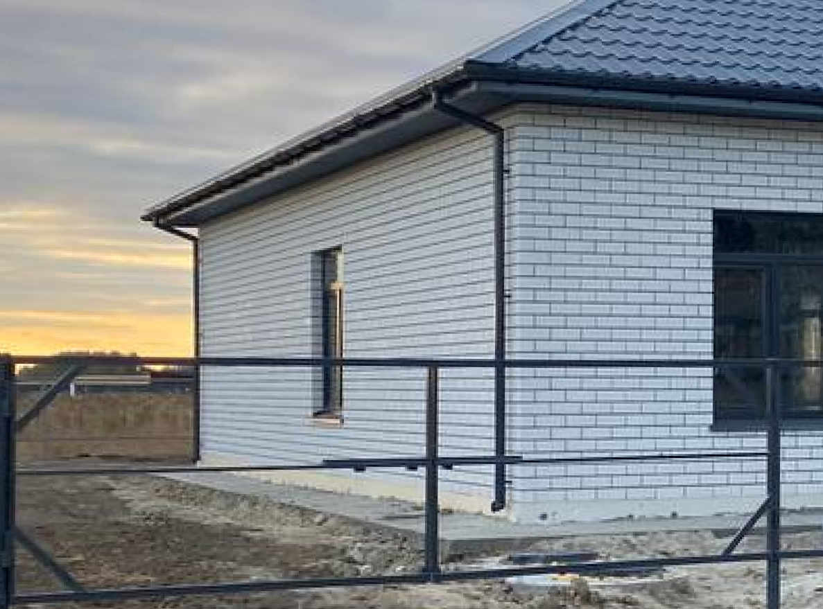 Остекление коттеджа поворотными окнами