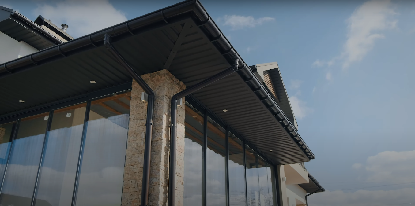 Холодное остекление террасы в загородном доме